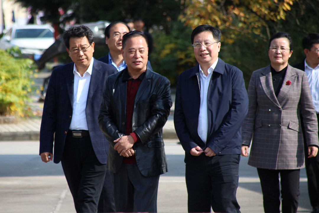 中共陕西省委副书记胡衡华莅临97至尊药业调研项目建设情况 拷贝.jpg