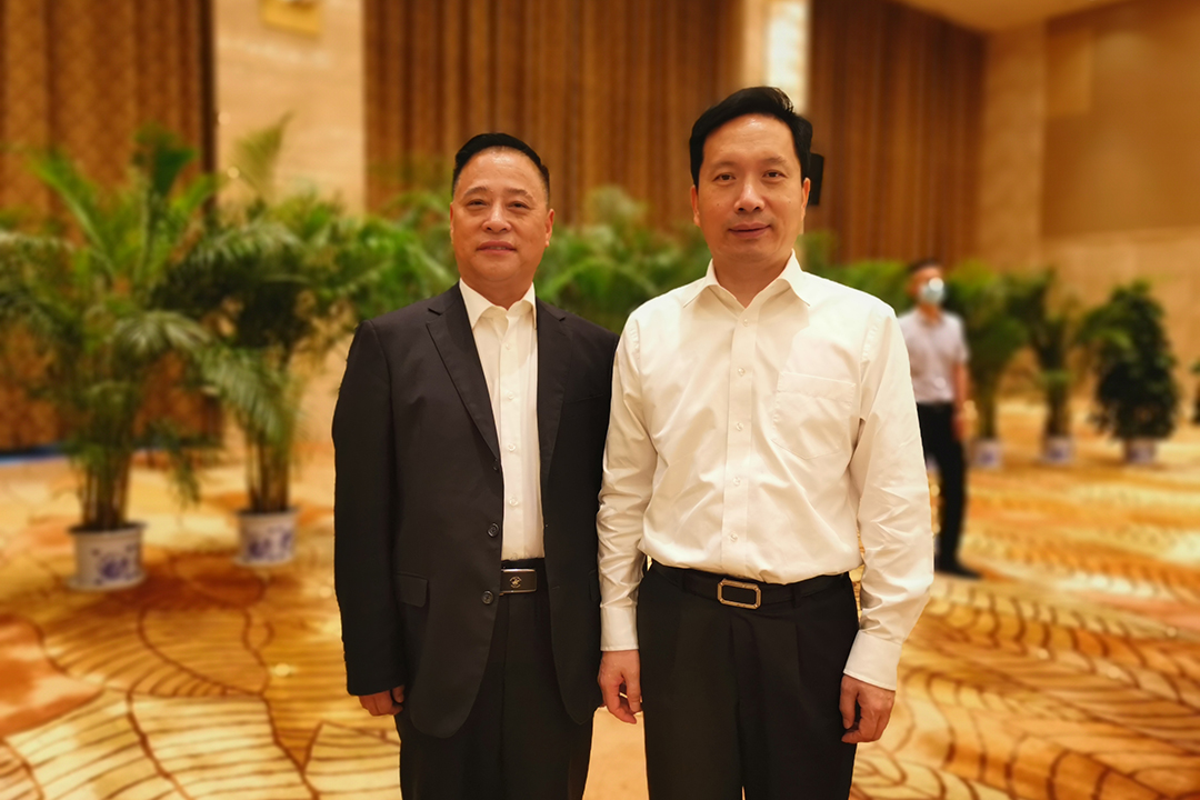 2021.05.10陕西省委副书记、省长赵一德在第十一届全球秦商大会代表座谈上与谢晓林董事长亲切互换.jpg