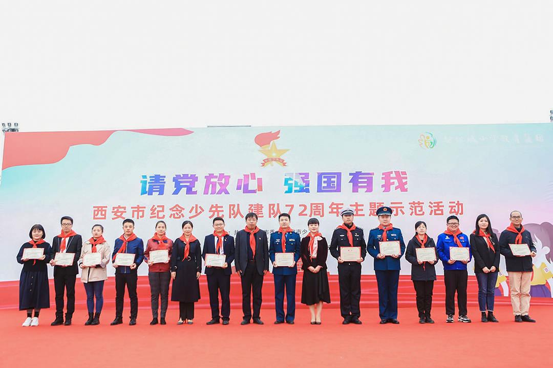 配图：与会辅导为校表领导员们宣告聘书和标志牌。。。。。。.jpg